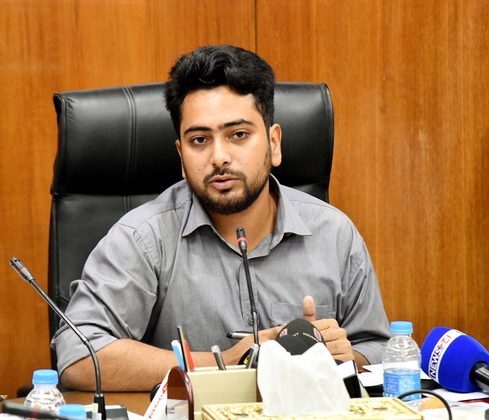 ফ্যাসিবাদ পর্বের অবসান নিয়ে নির্বাচন বিষয়ে বক্তব্য দিচ্ছেন নাহিদ ইসলাম