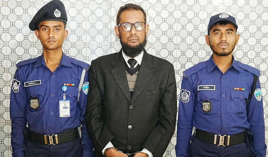 কুমিল্লায় আইনজীবীর আস্তানায় অভিযান চালিয়ে বিদেশি পিস্তল ও গুলি উদ্ধার