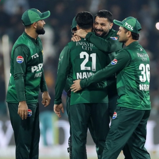 অস্ট্রেলিয়ার বিপক্ষে টি-টোয়েন্টি ম্যাচে জয় উদযাপন করছে পাকিস্তান দল