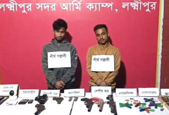 লক্ষ্মীপুরে অভিযানে উদ্ধার হওয়া অবৈধ অস্ত্র ও গ্রেপ্তার দুইজন